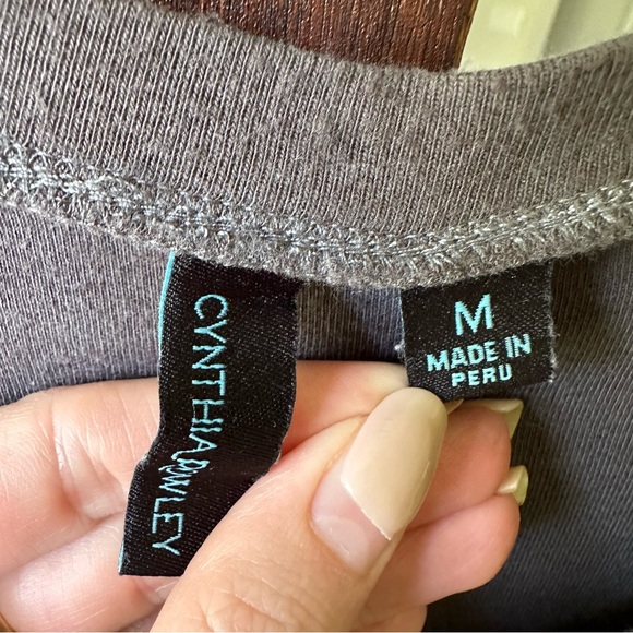 Cynthia Rowley long sleeve knit V-neck top size Medium - Picture 2 of 3